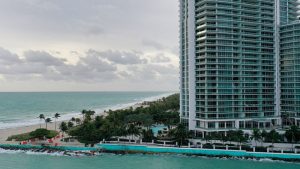 Evacuan un edificio de apartamentos en Florida por considerarlo inseguro