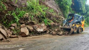 Lluvias causan derrumbes en carreteras de El Salvador