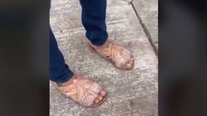 VIRAL. Padre obligó a su hijo a usar “huaraches” por burlarse de un compañero de escuela