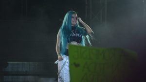 VIDEO. “Mi mamá desde el cielo dice: las bichotas no lloran”: joven migueleña en concierto de Karol G
