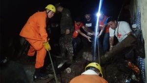 Tres personas sobreviven en derrumbe de una vivienda en Lislique La Unión