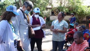 Médicos voluntarios atienden a residentes de hogar de ancianos en Sonsonate
