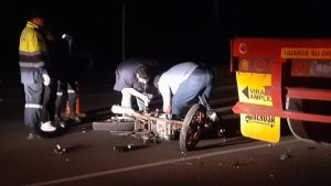 Motociclista sin casco murió tras chocar con rastra en Acajutla