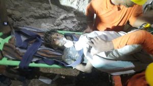 Rescatan a niño sordomudo atrapado en un pozo de 24 metros en la India