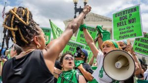 "Esta decisión es un retroceso radical de la libertad reproductiva": ONG sobre resolución que revoca derecho a aborto en EE. UU.