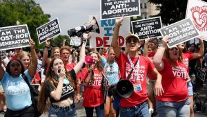 Cientos de personas a favor y en contra del aborto se concentran frente al Congreso de EEUU