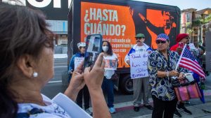 Diáspora protesta contra políticas de Bukele en Cumbre de las Américas