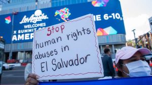 Salvadoreños en Los Ángeles protestan contra Bukele en Cumbre de las Américas