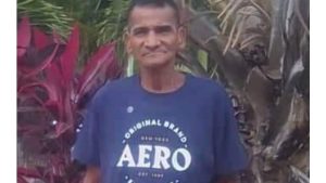 Salvadoreño protesta en Los Ángeles: “Bukele tiene preso a mi hermano”