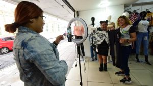 Familia usa Tik Tok para vender prendas que confeccionan en San Salvador