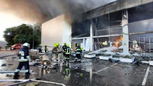 Al menos 13 muertos y decenas de heridos tras un ataque con misil a un centro comercial en Ucrania