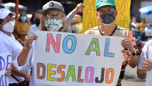 “No queremos que nos saquen”: adultos mayores protestan en ISSS por desalojo de Ciudadela Monserrat
