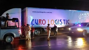 Abandonan un camión con cientos de migrantes en México