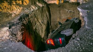Automóvil cae sobre una cárcava en la colonia Escalón
