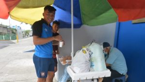 Sin aficionados en el Cuscatlán, Luis López terminó alimentando a la plantilla del Águila con pan dulce