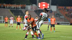 "Si el INDES quiere aportar al fútbol, debe mejorar las canchas, lo demás, pleitos políticos": Oskar Cruz