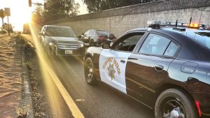 Una bebé se salió desde una ventana de un auto en movimiento y muere en California