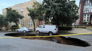 VIDEO: El impactante momento en el que enorme cárcava en Nueva York se traga una furgoneta