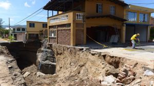 Usarán dos contenedores con cemento para evitar que crezca la cárcava en Brisas de San Francisco
