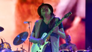Revelan detalles sobre la salud de Carlos Santana tras su desmayo en concierto de Michigan