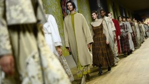 Folclore y vida en colección Dior alta costura para el verano 2023