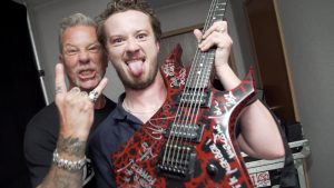 VIDEO: Actor de Stranger Things toca con Metallica en Lollapalooza