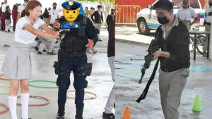 Imágenes de policías entrenando a escolares a usar armas causan indignación en Guanajuato