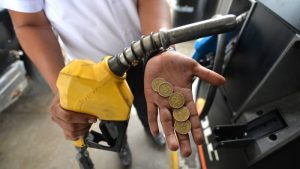 Salvadoreños gastan $120 dólares al mes en combustible, dice encuesta UFG