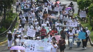 Más de 300 familiares marchan por capturados durante régimen de excepción