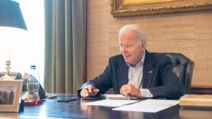 El estado de salud de Joe Biden "mejoró" desde que contrajo covid-19