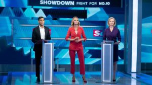 Presentadora británica se desmaya en debate para sucesión de Boris Johnson