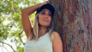 Elena Villatoro lo hace de nuevo, ahora seduce con su diminuta cintura mientras goza del mar