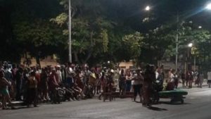 Decenas de cubanos protestan por los apagones y gritan consignas en contra del régimen