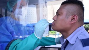 El Salvador enfrenta una ligera alza de casos covid-19