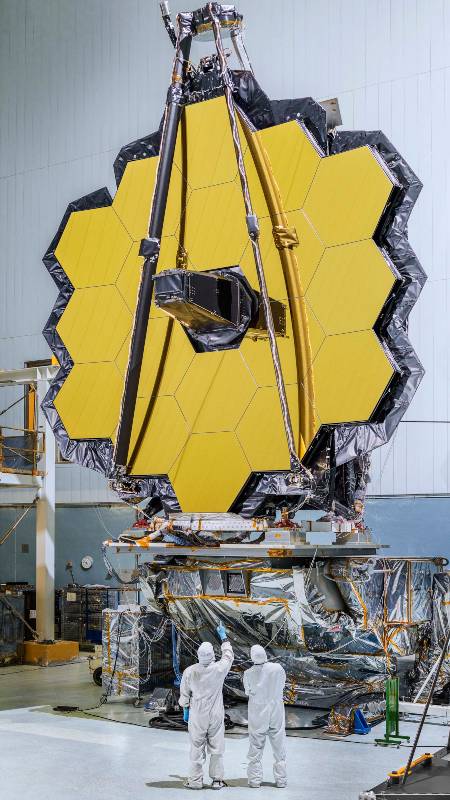 Esta foto publicada por la NASA el 2 de noviembre de 2016 muestra el espejo principal del Telescopio Espacial James Webb de la NASA que consta de 18 espejos hexagonales que parecen una pieza gigante de un rompecabezas en la enorme sala limpia del Centro de Vuelo Espacial Goddard de la NASA en Greenbelt, Maryland. Foto. GUNN / NASA / AFP