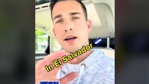 Tiktoker traduce del inglés al salvadoreño