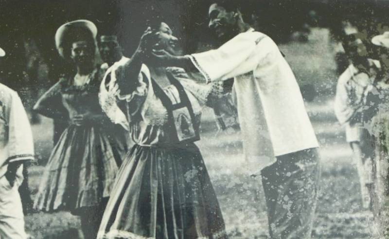 Junto a Morena Celarié, bailando en el Parque Cuscatlán en 1961.
Foto EDH / Francisco Rubio