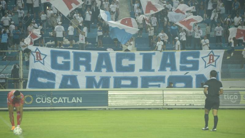 aficionados de alianza estadio cuscatlan firpo lluvia