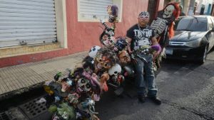 Con calaveras: conoce la inusual decoración de este motociclista