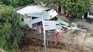 Evacúan a residentes de comunidad La Isla 1 tras derrumbe de talud