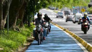Ciclovías nuevas son invadidas por motos, autos y camiones