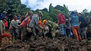 Deslizamiento de tierra soterró una escuela dejando decenas de niños atrapados en Colombia