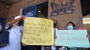 "No nos desalojen", suplican adultos mayores a la directora del Seguro Social