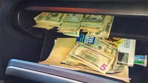 Supuesto pandillero escondía dinero de extorsión en guantera de camioneta