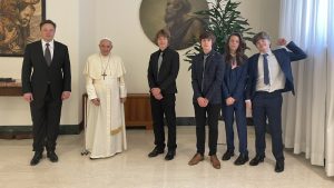 Elon Musk conoce al papa Francisco para mostrarle cómo usar la tecnología