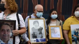 “Hoy los héroes son otros”: familiares de médicos fallecidos por covid exigen compensación económica
