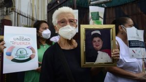 "Todavía me duele su partida". Familiares de médicos que murieron por COVID-19