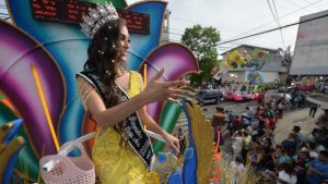 La bella reina de Santa Ana encabeza desfile del correo