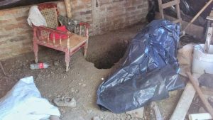 Supuesto pandillero cavó un hoyo en su casa para esconderse de la PNC