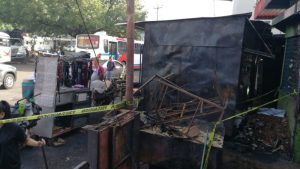 Incendio consume tres locales próximos al mercado Colón, en Santa Ana